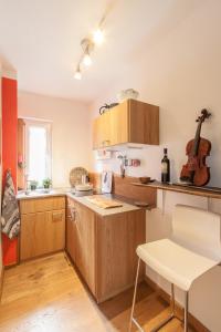 eine Küche mit Holzschränken und einer Gitarre auf der Theke in der Unterkunft Wohnen im Herzen der Altstadt in Würzburg