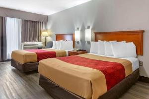 a hotel room with two beds in a room at Econo Lodge & Suites Southern Pines - Pinehurst in Southern Pines +19 photos