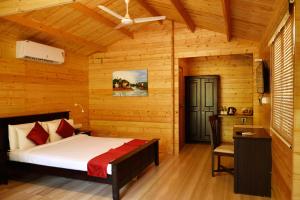 a bedroom with a bed and a dresser at Majestic Beach Comfort in Varca