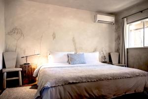 a bedroom with a large bed and a window at Designer King Studio Private Curated Cottage in Cottonwood