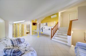 a living room with a couch and a kitchen at Villa dante in Alba