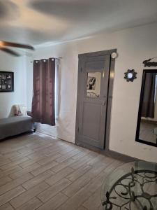 a living room with a door and a couch at Casa en La zona Centro de la Ciudad in Ciudad Juárez