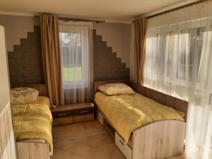 a bedroom with two twin beds and a window at Ferienwohnung Lilie in Pegau