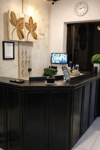a large black counter in a room at Hotel Riviera Central in Montería