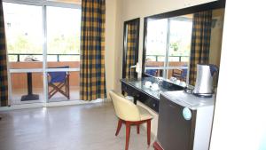 ein Hotelzimmer mit Schreibtisch und Balkonblick in der Unterkunft messonghi bay in Mesongi