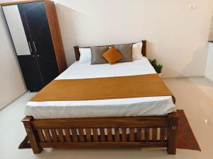 a bedroom with a bed in a room at Palazhi Stay 160m from Guruvayur Temple in Guruvāyūr