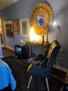 a living room with a chair and a mirror at La belle èpoque in Milazzo