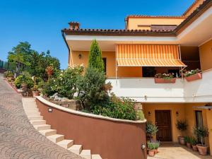 a house with a retaining wall with plants at La Mammola Bed&Breakfast in Fabriano