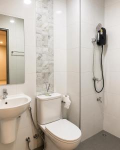 a bathroom with a toilet and a sink and a shower at Nasrina's House Hat Yai ใกล้เซ็นทรัลหาดใหญ่ in Sathani Khlong Rian +29 photos