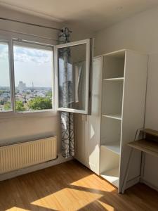 an empty room with a window and a closet at Paris-Alfortville in Alfortville