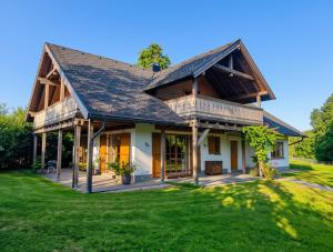 a large house with a gambrel roof at Forthuber Landhaus - Self Check-in möglich in Feldkirchen bei Mattighofen