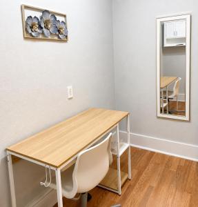 a table and a mirror in a room at Downtown Houston Studio - Walk to Toyota Center in Houston