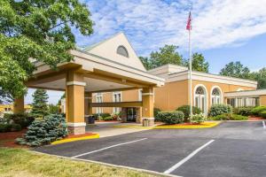 a building with an american flag in a parking lot at GreenRidge Hotel in Wickliffe