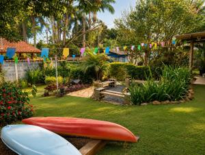 a yard with two surfboards and flags in a yard at Recanto Seu Luis Piscina,Represa e caiaques in Ibiúna