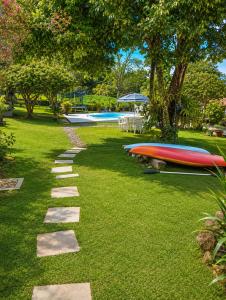 a row of kayaks on the grass in a park at Recanto Seu Luis Piscina,Represa e caiaques in Ibiúna