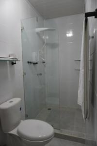 a bathroom with a toilet and a glass shower at Hotel Makao in La Rosita