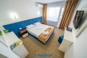a hotel room with a bed and a chair at Hotel Meteor in Jupiter
