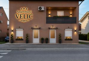 a building with a sign that reads apartment veggie at Apartmani Velić in Bugojno
