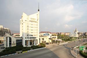 Pemandangan umum Baia Mare atau pemandangan kota yang diambil dari hotel