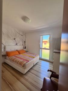 a bedroom with a bed and a window at Appartement Vista Lago in Riva del Garda