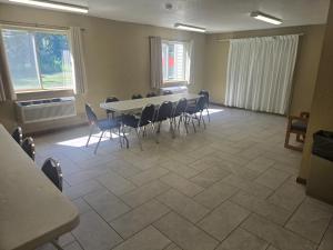 ein Konferenzraum mit einem Tisch und Stühlen in der Unterkunft Super 8 by Wyndham Grayling in Grayling + 28 Fotos