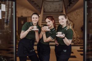 Eine Gruppe von drei Frauen, die Kaffeetassen halten. in der Unterkunft Płaczewo in Starogard Gdański + 79 Fotos