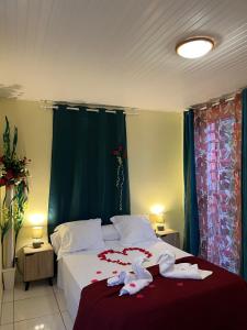 a bedroom with a bed with towels on it at Le Touloulou , vue mer et jardin tropical in Le Lorrain