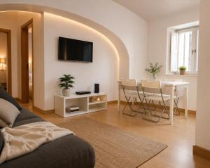 a living room with a table and a dining room at Casa das Amas do Cardeal in Évora