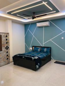 a bed in a room with a ceiling at Balaji Lodge in Laling