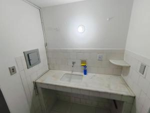 a bathroom with a sink and a faucet at Apartamento na RETA de Teresópolis in Teresópolis