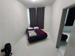 a bedroom with a bed in a room with a window at Apartamento na RETA de Teresópolis in Teresópolis