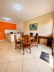 a kitchen and dining room with a table and chairs at Aura de Cunha in Cunha