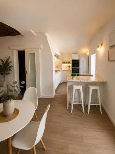 a kitchen and dining room with a table and chairs at Casinha do Pão Bolorento in Évora
