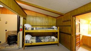 a room with two bunk beds and a bathroom at Arrowhead 04 in Red River