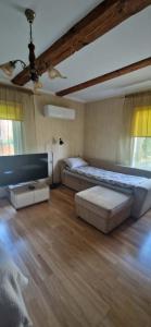 a large bedroom with a bed and a ceiling at Elva südalinna kodumajutus in Elva