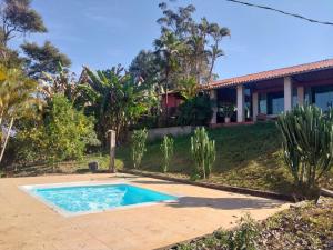 a swimming pool in front of a house at Pousada Santa Rita in Ouro Preto