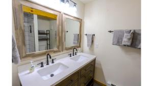 a bathroom with two sinks and a large mirror at Aspen Hideaway in Red River