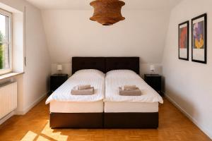 a bedroom with a bed with two towels on it at SCHEE Panorama Apartment - ideal für Gruppen und Familien in Nördlingen