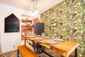 a dining room with a table and a wall at Gîte la Maison Rouge Béthune in Béthune +6 photos