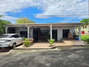 a white car parked in front of a house at La casa de Juana in Las Tablas