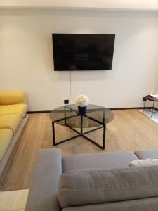 ein Wohnzimmer mit Sofa und Tisch in der Unterkunft Park Life Narval in Bucerías
