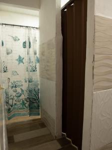 a bathroom with a shower curtain in a room at Vicina Maris Beach Lodge in María Chiquita +45 photos