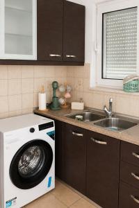 a kitchen with a washing machine and a sink at Traditional House in Laerma in Láerma