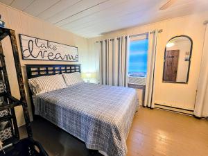 a bedroom with a bed with a sign on the wall at Edgewater Resort Cottage #1 in Hot Springs