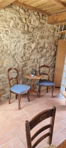 a room with two chairs and a table and two chairs at Tuscany House Retreat in Casentino in Subbiano