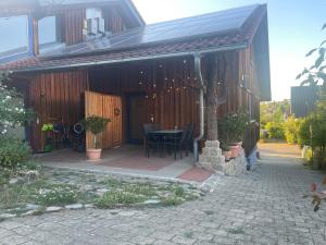 a house with a patio with a table and chairs at Das Vogelnest in Mössingen