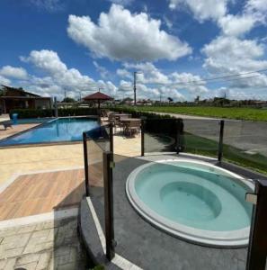 a jacuzzi tub in a patio next to a pool at Espaço Sonhos da Serra in Bananeiras