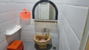 a small bathroom with a toilet with a mirror at Location salamandre in Mostaganem