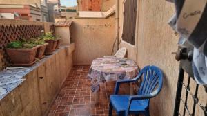 a small patio with a table and chairs on a balcony at Location salamandre in Mostaganem +2 photos