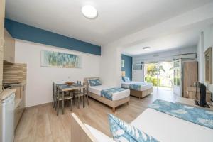 ein Wohnzimmer mit einem Bett und einem Tisch in der Unterkunft Sami View Studios in Sami + 82 Fotos